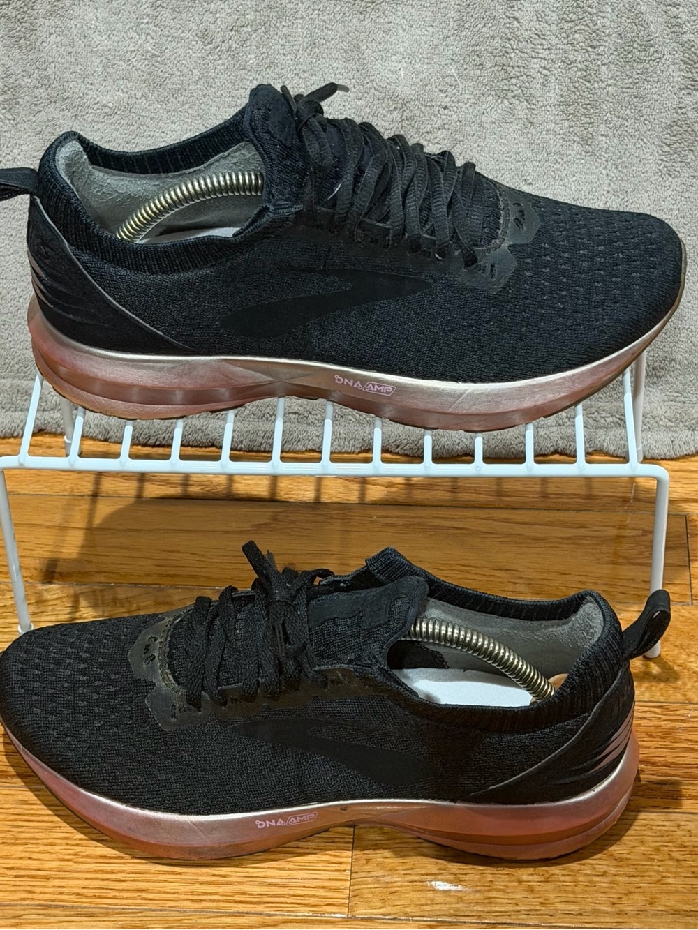 Brooks Levitate 2 Shoes Womens Size 8 Black Pink DNA AMP Running 1202911B073